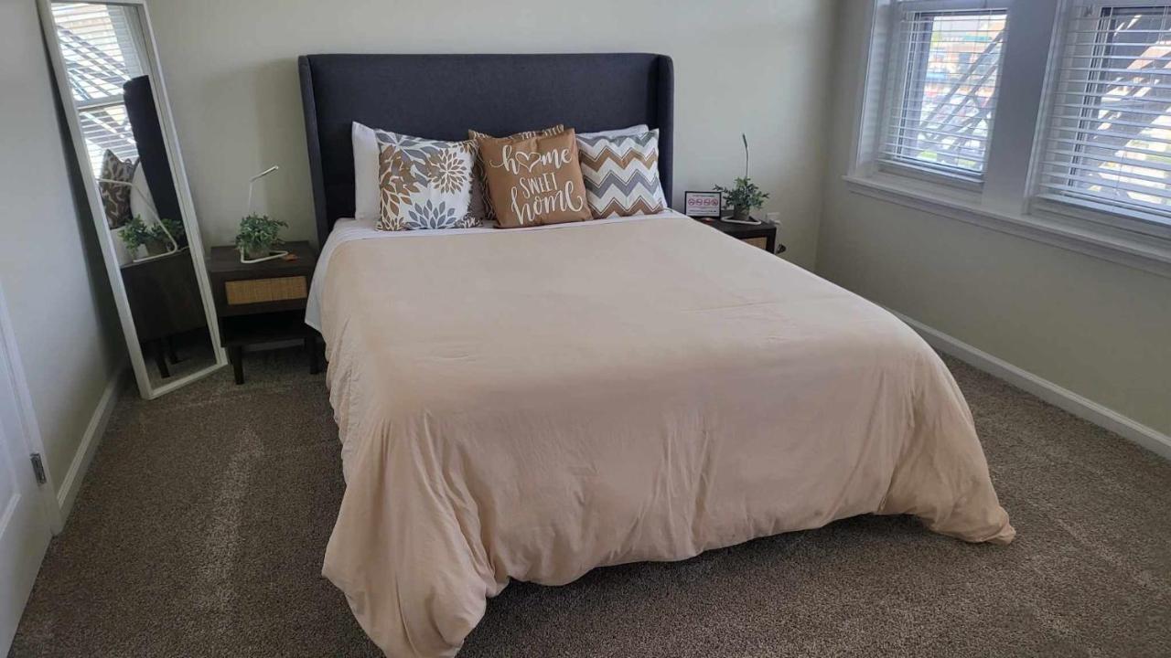 Amazing 1 Bedroom In Center Apartment *