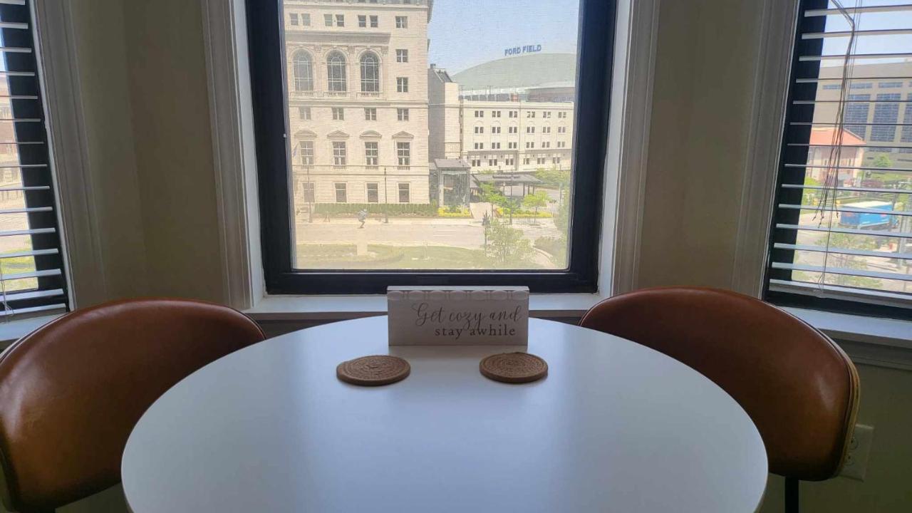 Amazing 1 Bedroom In Center Apartment *